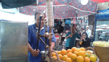 إحدى بسطات العصائر في سوق الحميدية بدمشق (سانا)