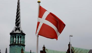 علم الدنمارك في العاصمة كوبنهاجن (رويترز)