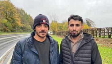 اللاجئان السوريان خالد (إلى اليمين) ويوسف (إلى اليسار) في المملكة المتحدة