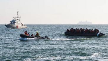 أشخاص على متن قارب مطاطي يحاولون عبور القنال الإنجليزي من جانب الشواطئ الفرنسية (AFP/Getty)