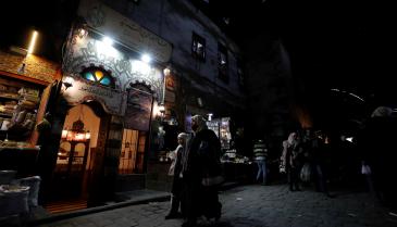 انقطاع الكهرباء في سوق البزورية بدمشق (AP)