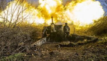 إحدى قطعات المدفعية الأوكرانية وهي تدك مواقع روسية- تاريخ الصورة: 8 تشرين الثاني 2022