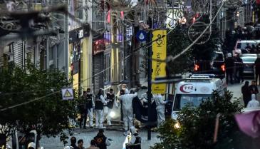 صورة لسيارة إسعاف عقب الانفجار الذي وقع في شارع الاستقلال بمدينة اسطنبول التركية