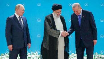 صورة تجمع بين الرئيس التركي والإيراني والروسي