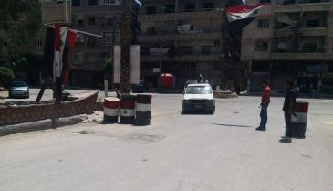 حاجز لقوات النظام في بلدة عين ترما بريف دمشق (أرشيفية/فيس بوك)
