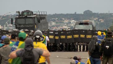 قوات الأمن البرازيلية في مواجهة أنصار الرئيس السابق بولسونارو بالعاصمة برازيليا (رويترز)