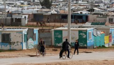 لاجئون سوريون يركبون دراجات في مخيم الزعتري للاجئين شمالي الأردن - 1 من شباط 2020 (رويترز)