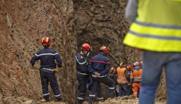 فرق الإنقاذ حول موقع البئر الذي سقط فيه الطفل ريان (AFP)