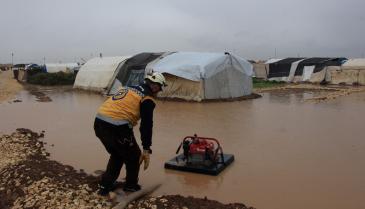 استجابة فرق الإنقاذ للهطولات المطرية في عدد من مخيمات شمال غربي سوريا - الدفاع المدني السوري