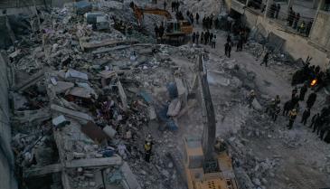 آثار الدمار الذي أحدثه الزلزال في بلدة أرمناز غربي إدلب – 7 شباط 2023 (الدفاع المدني السوري)