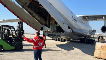 طائرة مساعدات إغاثية مقدمة من السعودية في مطار حلب الدولي- 14 شباط 2023 (الهلال الأحمر السوري)