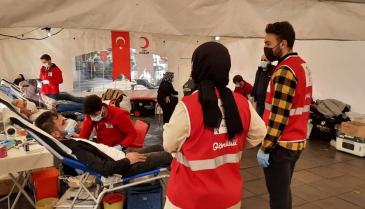 خيمة للتبرع بالدم لضحايا الزلزال في منطقة أيوب سلطان وسط إسطنبول (وسائل إعلام تركية)