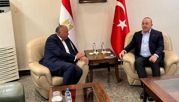 وزير الخارجية التركي مولود جاويش أوغلو يلتقي بنظيره المصري سامح شكري في مرسين بتركيا في 27 شباط 2023 (رويترز)