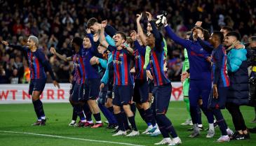 لاعبو برشلونة يحتفلون مع جماهيرهم بعد الفوز على ريال مدريد، 19 آذار 2023 (رويترز)