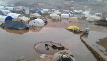 تضرر عشرات المخيمات بسبب الأمطار الغزيزة شمال غربي سوريا