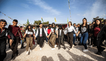 شبان سوريون يحتفلون بعيد النيروز في الحسكة - أ ف ب