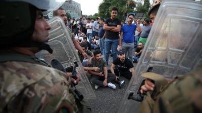 متظاهرون  خلال احتجاج على تدهور الوضع الاقتصادي في مدينة صيدا (رويترز)
