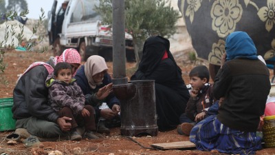 نازحون من ريف إدلب يجتمعون حول مدفأة في العراء ( تلفزيون سوريا)
