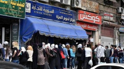 نظام الأسد يتهم تجاراً نافذين بالاتجار بالمواد المدعومة