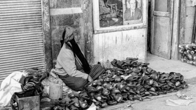 امرأة ريفية تبيع أحذية بالقرب من قلعة دمشق (1986)