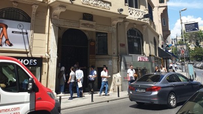 قنصلية النظام في إسطنبول تؤجل المواعيد بسبب الإغلاق العام