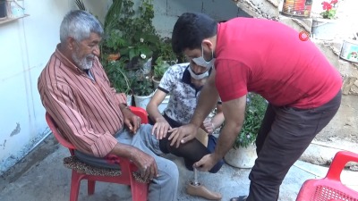 سوري مختص في الأطراف الصناعية يركب طرفًا لرجل تركي بالمجان