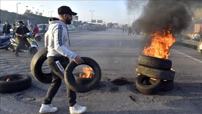  اشتباكات بعكار ومحتجون يقطعون الطرق ببيروت