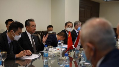وزير خارجية الصين يقدّم مقترحاً لـ "حلّ الأزمة" في سوريا.. ما بنوده؟