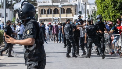 تونس.. الأمن يقتحم مكتب "الجزيرة" وصدامات بين مؤيدي تجميد البرلمان ومعارضيه
