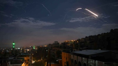 مركز المصالحة الروسي: الدفاعات الجوية "السورية" دمرت 21 صاروخاً إسرائيلياً من 24