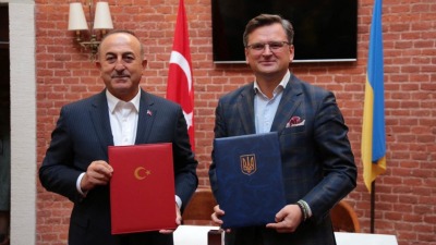وزير الخارجية الأوكراني دميترو كوليبا إلى جانب وزير الخارجية التركي مولود جاويش أوغلو - (انترنت)