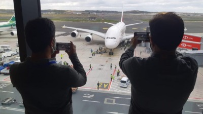 (إيرباص A380) تصل مطار إسطنبول قادمة من الإمارات