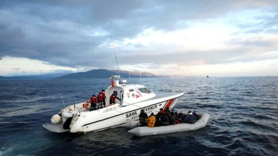 إنقاذ لاجئين في بحر إيجه (إنترنت)