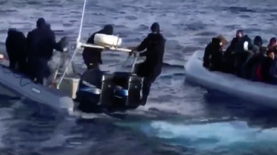 ضربٌ ومحاولات إغراق لاجئين.. ممارسات وحشية لخفر السواحل اليوناني| فيديو