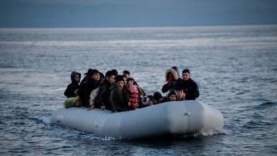قارب يحمل لاجئين متوجهين نحو الجزر اليونانية (TVXS)