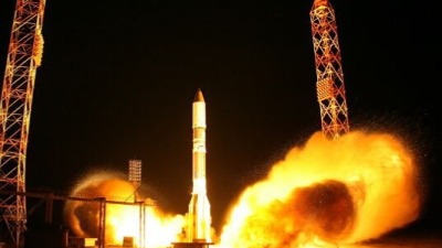 روسيا تطلق صاروخاً ومركبة عسكرية إلى الفضاء