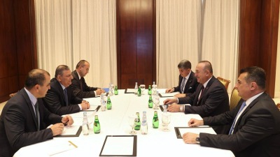 وزير الخارجية التركي مولود جاويش أوغلو مع رئيس الوزراء السوري المنشق رياض حجاب (إنترنت)