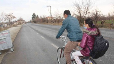 الأب بدران حامد يقوم باصطحاب ابنته آية حامد إلى المدرسة (İHA)