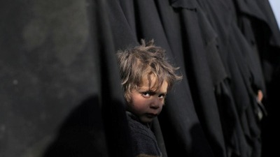 طفل ينتظر المساعدات في دير الزور 