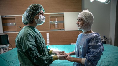 الفتاة السورية عهد حمدو مع الطبيب التركي ساركان كايا (وكالة الأناضول)