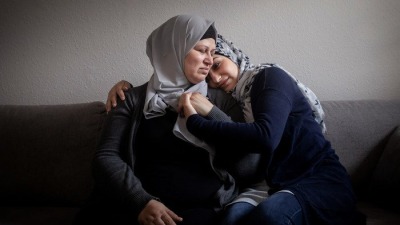 مايا وأمها عواطف لاجئتان سوريتان ألغيت إقاماتهما في الدنمارك