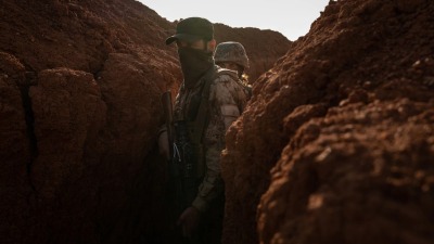 أحد مقاتلي هيئة تحرير الشام على خط الجبهة