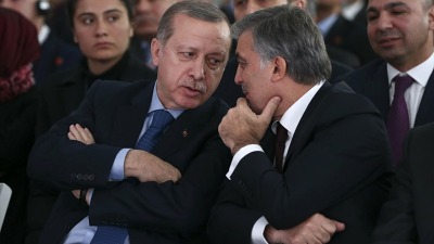 عبد الله غول إلى جانب رجب طيب أردوغان (وسائل إعلام تركية)