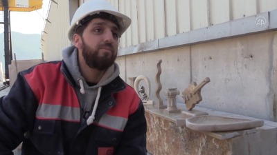 عامل سوري في مصنع للرخام 