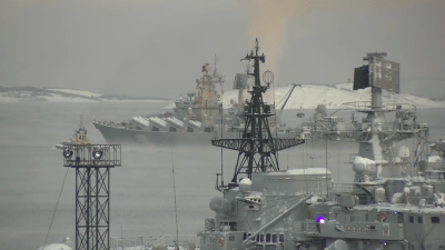 الطرادتان الروسيتان تغادران قاعدة بحرية روسية تابعة للأسطول الشمالي 