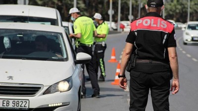 دورية من الشرطة التركية تفتش السيارات في إسطنبول (وسائل إعلام تركية)