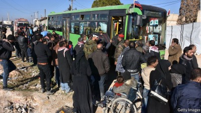 الباصات الخضراء: رمز الإخلاء والتهجير القسري في سوريا