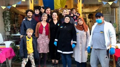 السوريتان صبا ورحمة تجمعان التبرعان حتى تسافر سارة وفيكي إلى بولندا في مهمة إنسانية لدعم اللاجئين الأوكرانيين