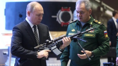 بوتين مع وزير دفاعه شويغو 