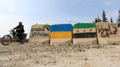 حاجز اسمنتي في سوريا كتب عليه: المجد لأوكرانيا والمجد لسوريا الحرة في شباط 2022
